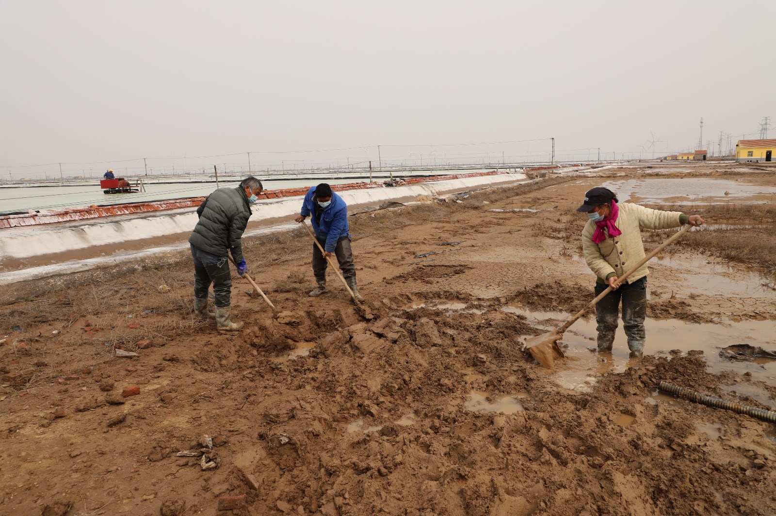 鹽業生產 和泥扎泥條.JPG